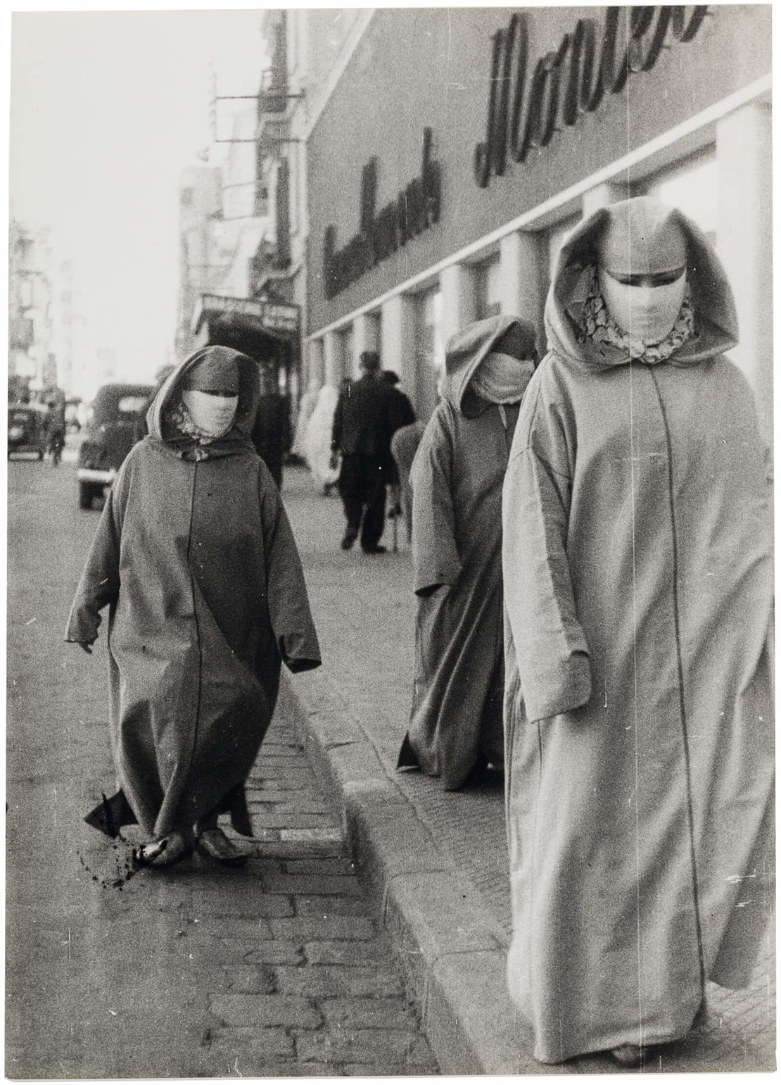 Lilly Joseph: Verhüllte arabische Frauen auf der Straße, Casablanca/Marokko, um 1940, Wien Museum  