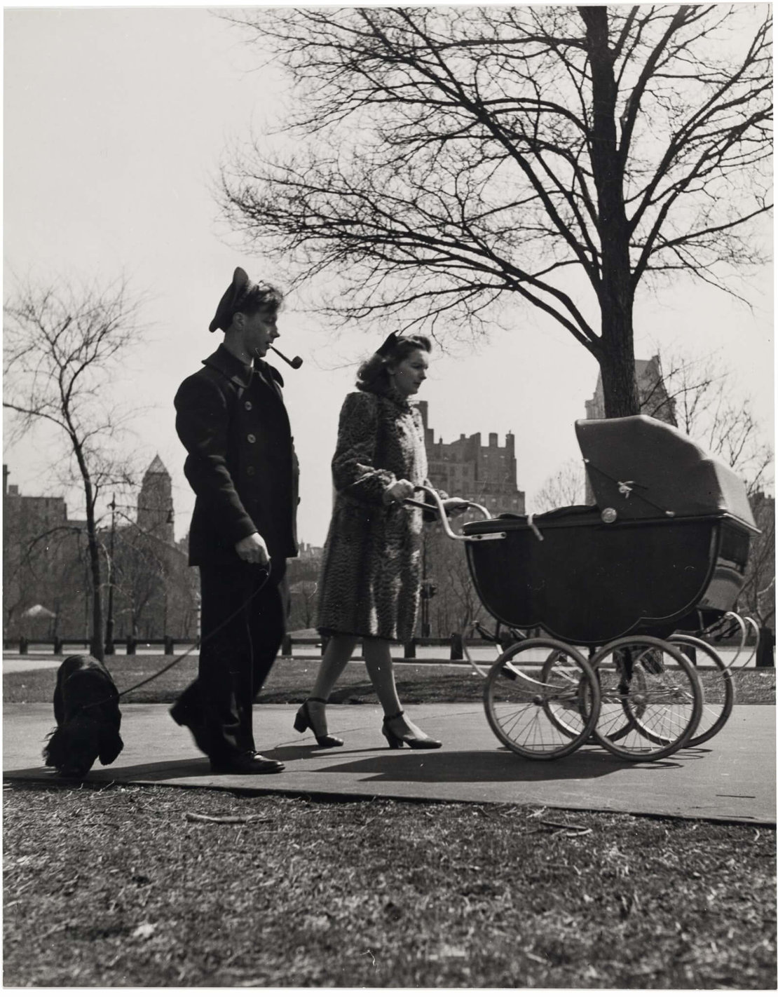 Lilly Joss: Serie „Frühling im Central Park“: Junges Paar mit Kinderwagen, New York, erschienen in: LIFE 24. April 1944, Wien Museum  